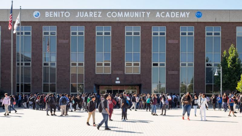 Students walking outside of Benito Juarez school